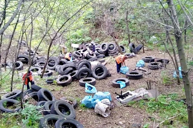 Ежедневно бригады муниципального предприятия «Содержание городских территорий» убирают мусор с дорог, тротуаров, автобусных остановок и косогоров