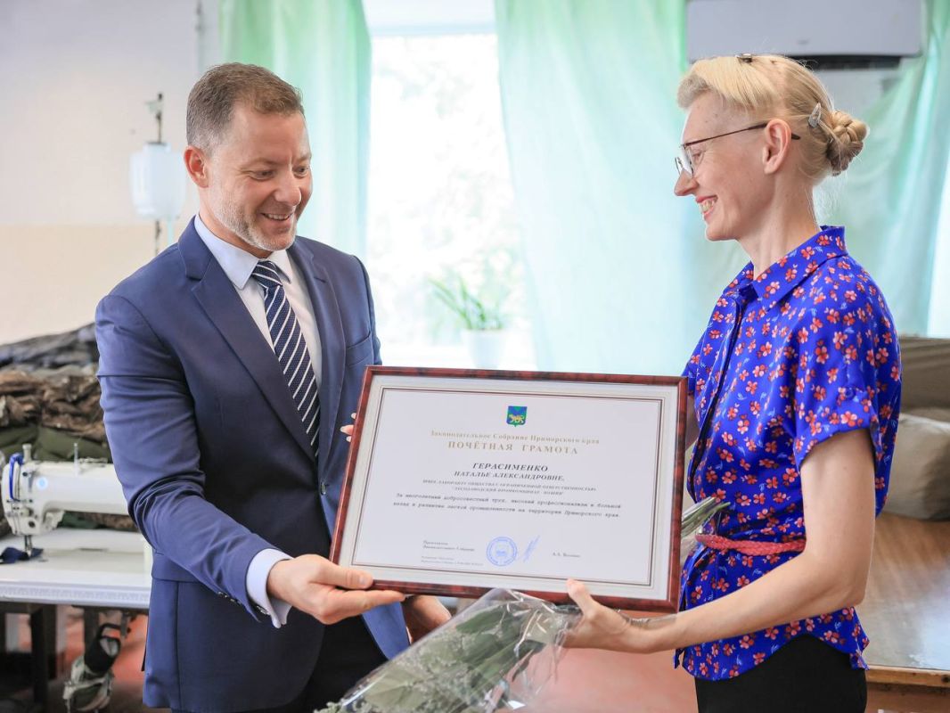 В Лесозаводске вручил почетные грамоты и благодарности работникам одного из старейших предприятий города В Лесозаводске вручил почетные грамоты и благодарности работникам одного из старейших предприятий города