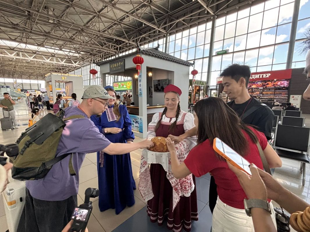 Всегда рады гостям!. Сегодня встретили группу блогеров из Китая Всегда рады гостям!. Сегодня встретили группу блогеров из Китая