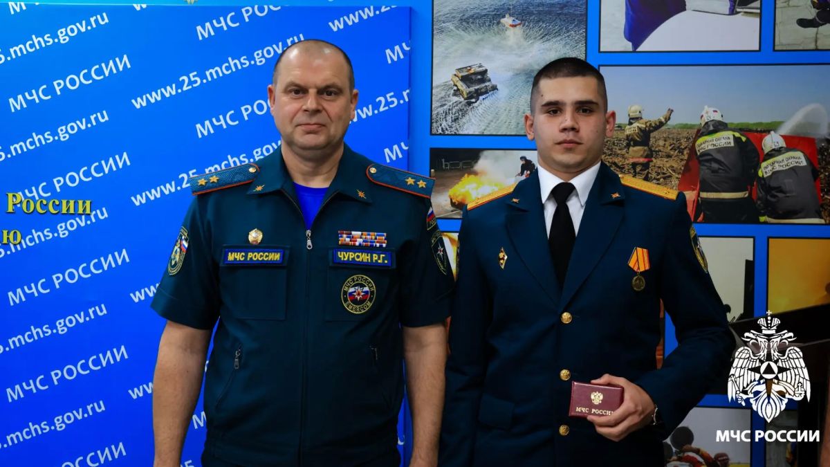 Пополнение в рядах: начальник Главного управления МЧС России по Приморскому краю вручил удостоверения молодым офицерам