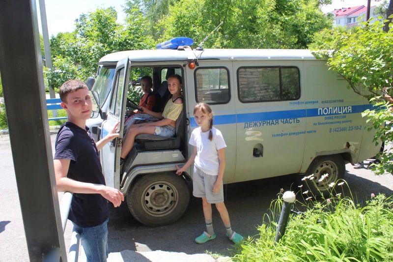 В Приморье полицейские и ребята из Михайловского округа присоединились к акции МВД России «Зарядка со стражем порядка» В Приморье полицейские и ребята из Михайловского округа присоединились к акции МВД России «Зарядка со стражем порядка»