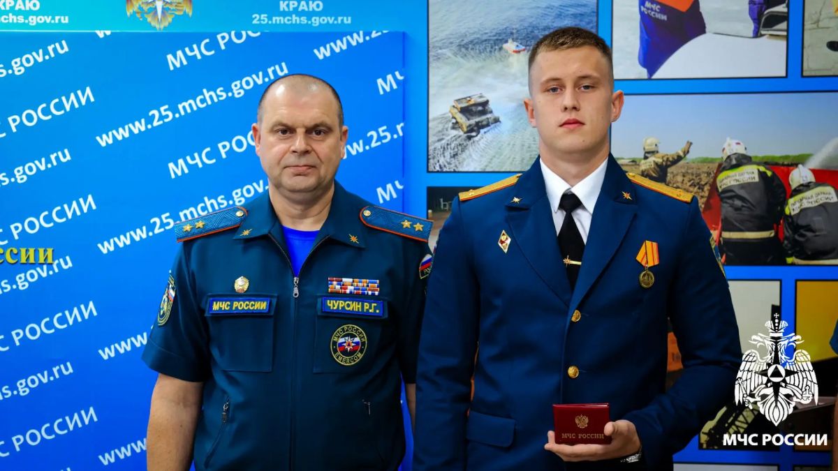 Пополнение в рядах: начальник Главного управления МЧС России по Приморскому краю вручил удостоверения молодым офицерам Пополнение в рядах: начальник Главного управления МЧС России по Приморскому краю вручил удостоверения молодым офицерам