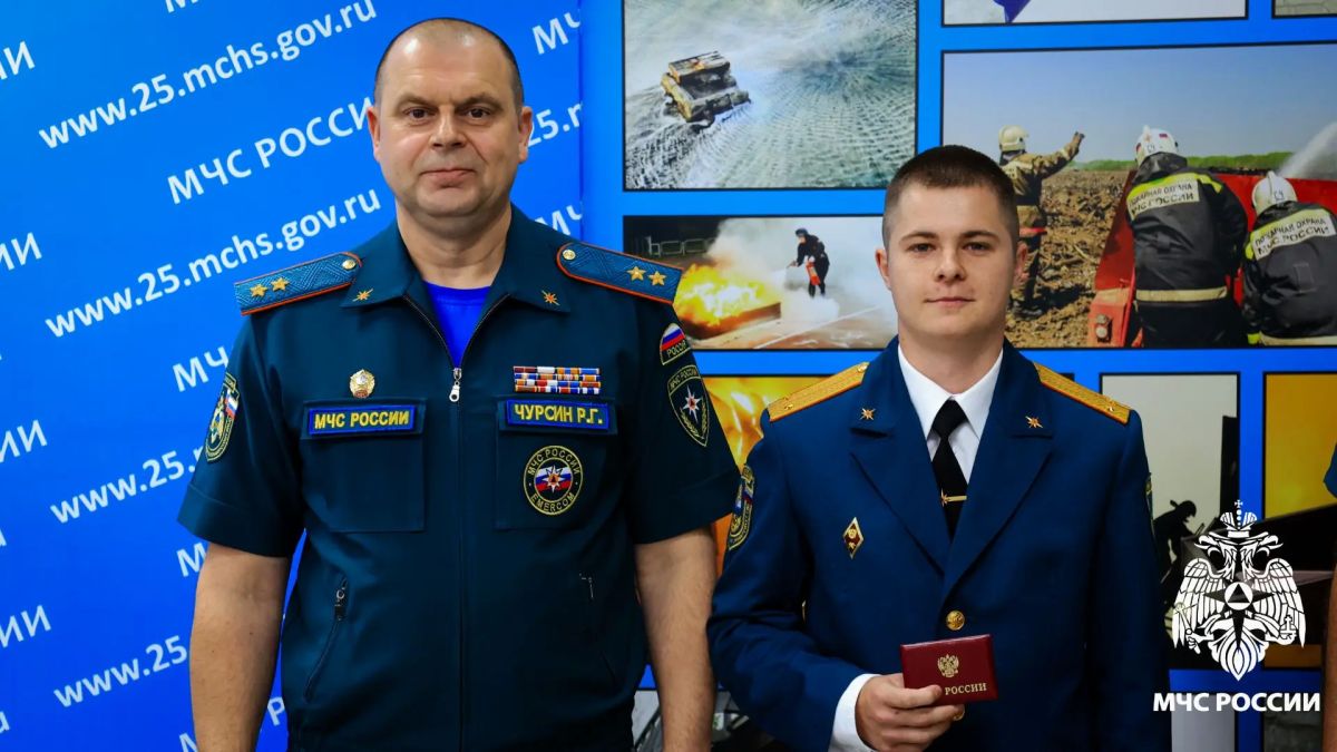 Пополнение в рядах: начальник Главного управления МЧС России по Приморскому краю вручил удостоверения молодым офицерам Пополнение в рядах: начальник Главного управления МЧС России по Приморскому краю вручил удостоверения молодым офицерам