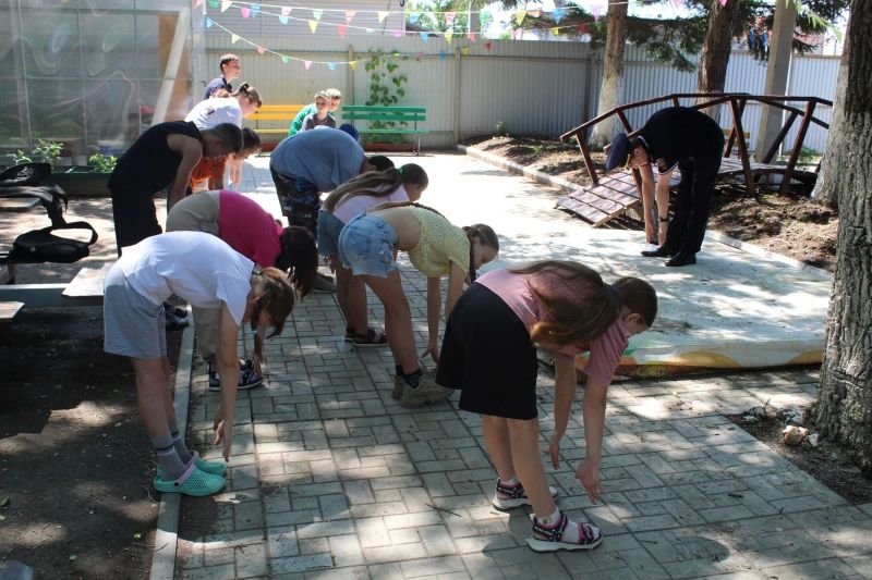 В Приморье полицейские и ребята из Михайловского округа присоединились к акции МВД России «Зарядка со стражем порядка» В Приморье полицейские и ребята из Михайловского округа присоединились к акции МВД России «Зарядка со стражем порядка»