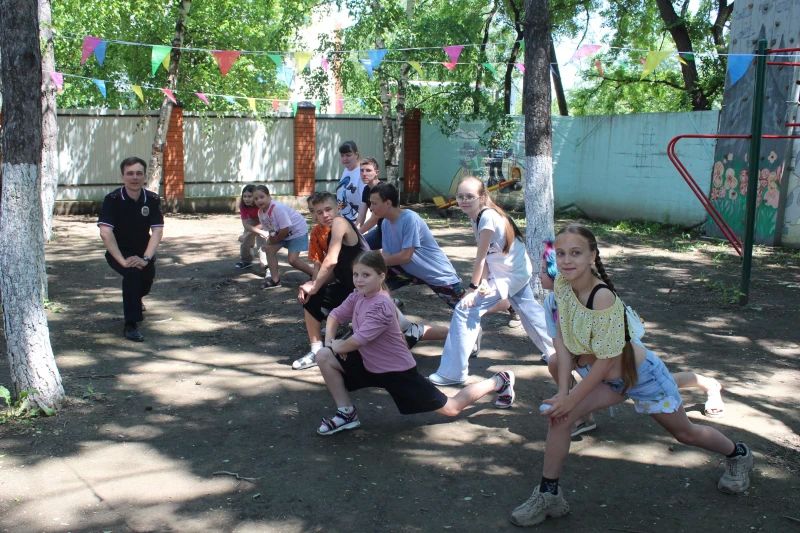 В Приморье полицейские и ребята из Михайловского округа присоединились к акции МВД России «Зарядка со стражем порядка» В Приморье полицейские и ребята из Михайловского округа присоединились к акции МВД России «Зарядка со стражем порядка»