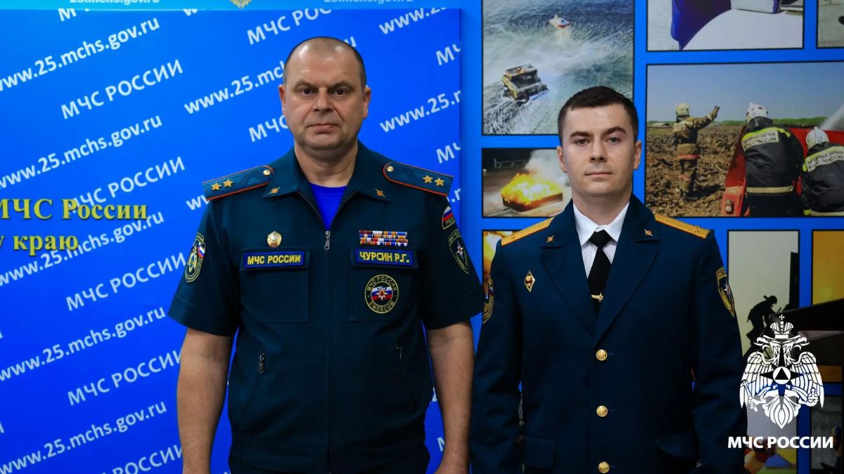 Пополнение в рядах: начальник Главного управления МЧС России по Приморскому краю вручил удостоверения молодым офицерам Пополнение в рядах: начальник Главного управления МЧС России по Приморскому краю вручил удостоверения молодым офицерам