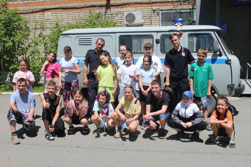 В Приморье полицейские и ребята из Михайловского округа присоединились к акции МВД России «Зарядка со стражем порядка» В Приморье полицейские и ребята из Михайловского округа присоединились к акции МВД России «Зарядка со стражем порядка»