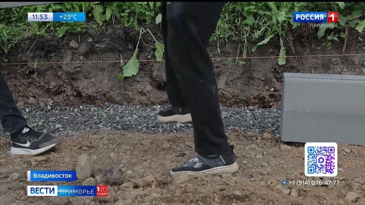 Во Владивостоке продолжается обновление стадиона Строитель
