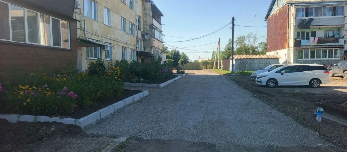 В Корсаковке приступили к благоустройству двора по проекту ТОС