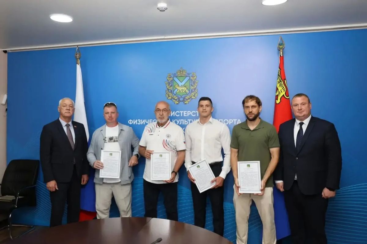 Руководители спортивных федераций Приморья получили награды от Думы Владивостока