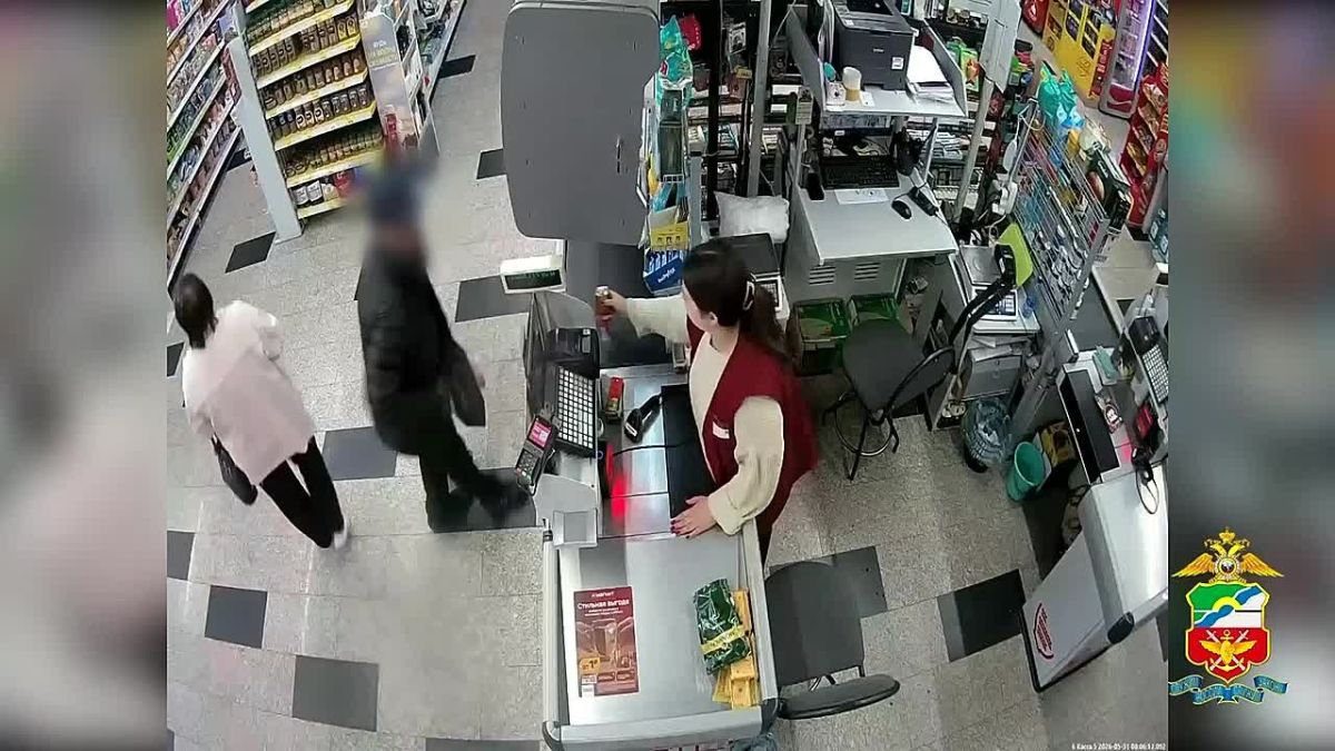 В Кузбассе транспортные полицейские задержали мужчину, 25 раз расплатившегося чужой банковской картой