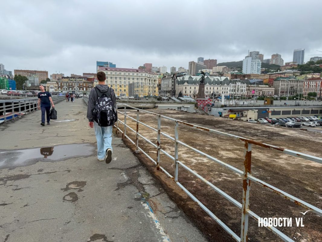 На виадуке у центральной площади Владивостока полностью снесли здание касс электричек На виадуке у центральной площади Владивостока полностью снесли здание касс электричек