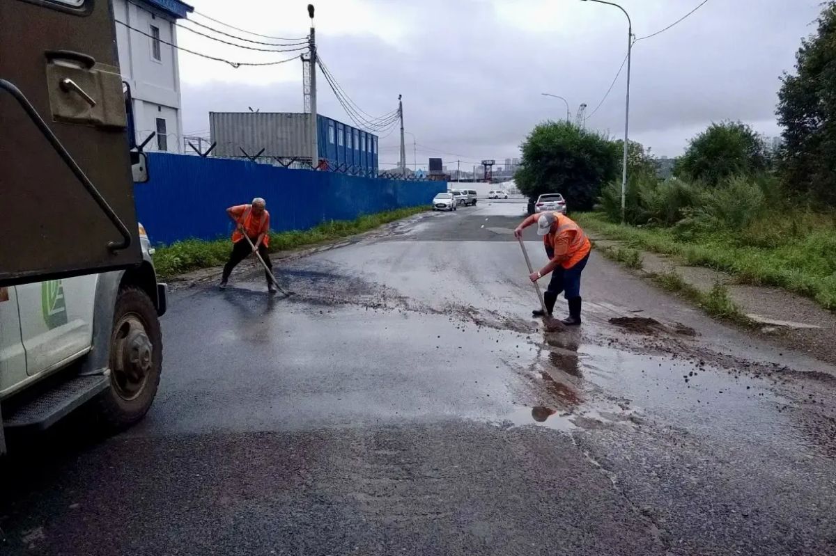Рабочие «СГТ» продолжают уборку города после осадков Рабочие «СГТ» продолжают уборку города после осадков