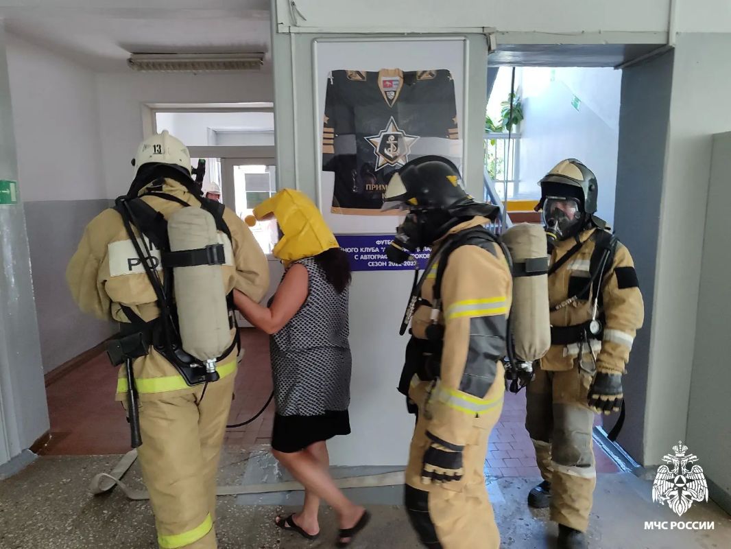 Пожар в спортивной школе в Арсеньеве, к счастью, условный потушили огенеборцы МЧС России