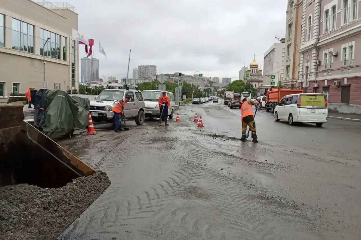 Рабочие «СГТ» продолжают уборку города после осадков Рабочие «СГТ» продолжают уборку города после осадков