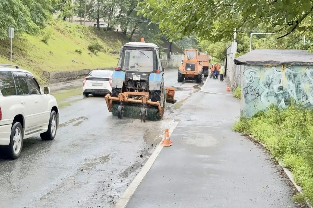 Рабочие «СГТ» продолжают уборку города после осадков Рабочие «СГТ» продолжают уборку города после осадков