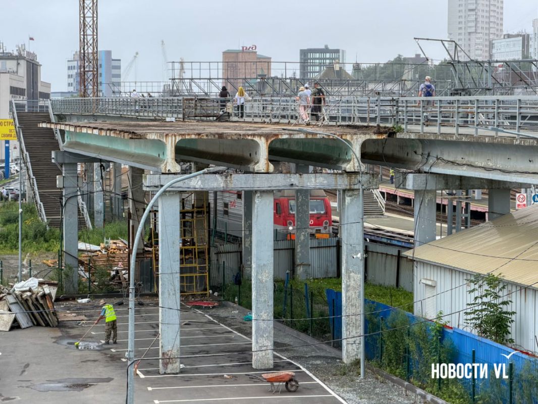 На виадуке у центральной площади Владивостока полностью снесли здание касс электричек