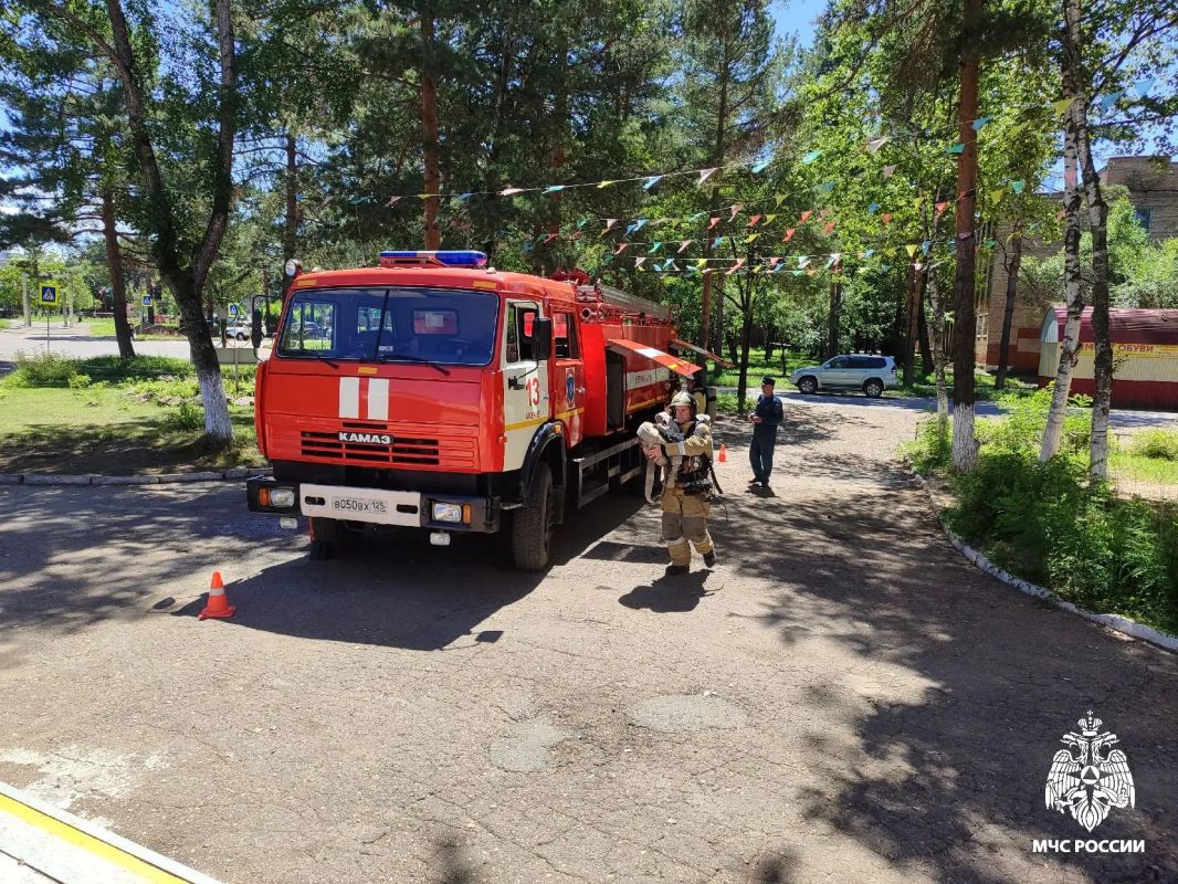 Пожар в спортивной школе в Арсеньеве, к счастью, условный потушили огенеборцы МЧС России Пожар в спортивной школе в Арсеньеве, к счастью, условный потушили огенеборцы МЧС России