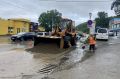 Рабочие «СГТ» продолжают уборку города после осадков