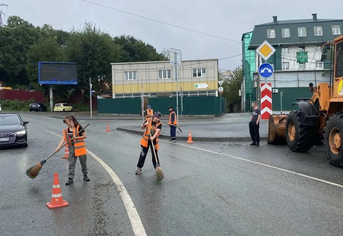 Бригады муниципального дорожного предприятия «Содержание городских территорий» занимаются наведением порядка после непогоды
