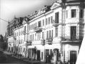 На фотографии здание Дома Бабинцева (ныне главный корпус Музея истории Дальнего Востока имени В. К. Арсеньева) на пересечении улиц Светланской и Алеутской