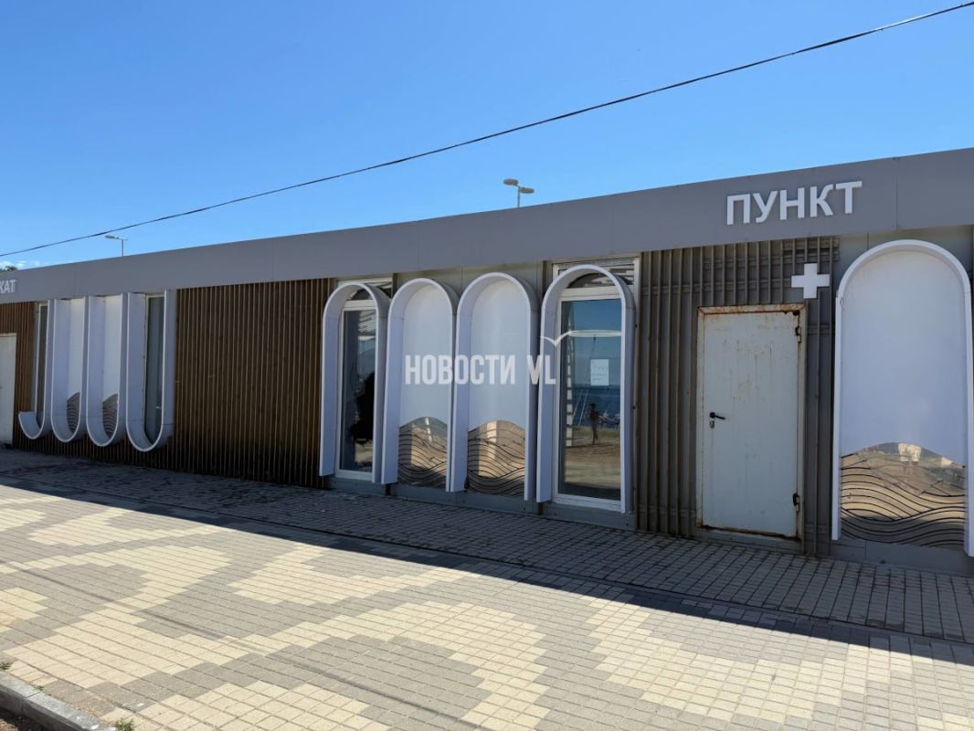 Вандалы разбили окно в павильоне, предназначенном для медпункта, на набережной на Татарской