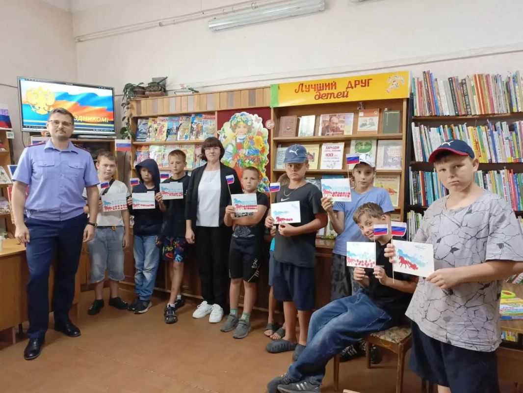В преддверии Дня Государственного флага Российской Федерации СКР Приморья проведет ряд мероприятий на тему «Три цвета Родины» В преддверии Дня Государственного флага Российской Федерации СКР Приморья проведет ряд мероприятий на тему «Три цвета Родины»