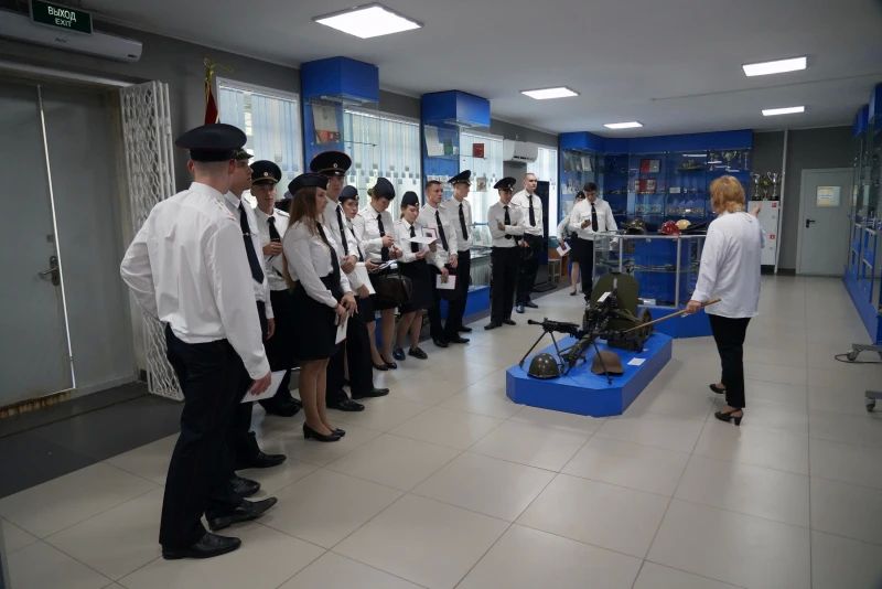 В Приморье молодым сотрудникам ОВД вручили их первые служебные удостоверения В Приморье молодым сотрудникам ОВД вручили их первые служебные удостоверения
