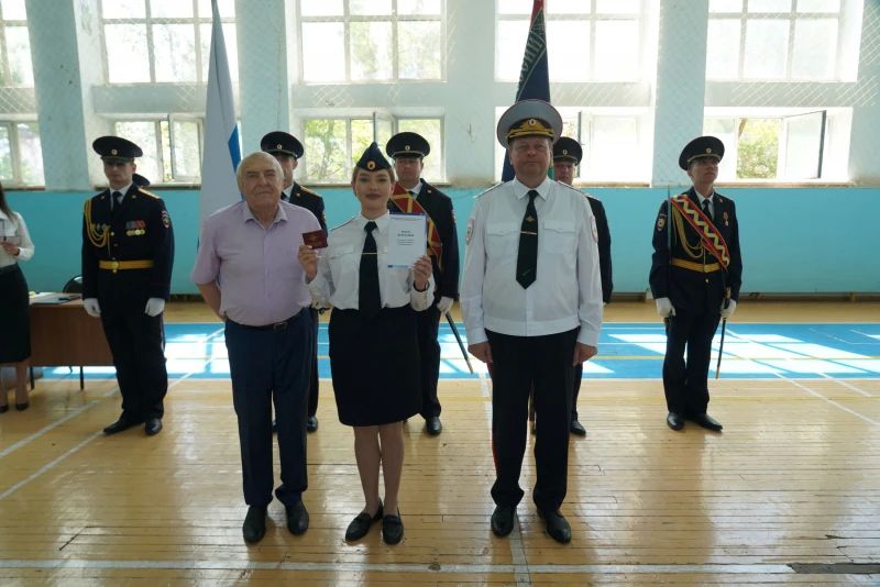 В Приморье молодым сотрудникам ОВД вручили их первые служебные удостоверения В Приморье молодым сотрудникам ОВД вручили их первые служебные удостоверения