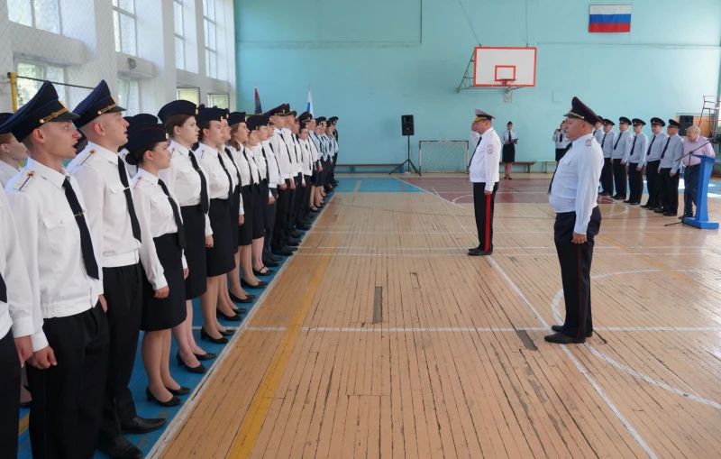 В Приморье молодым сотрудникам ОВД вручили их первые служебные удостоверения В Приморье молодым сотрудникам ОВД вручили их первые служебные удостоверения