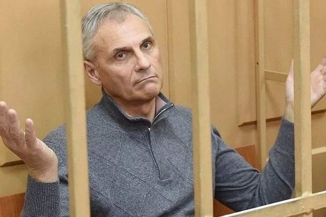 Писавший бриллиантовой ручкой экс-губернатор Сахалина теперь месит цемент в колонии