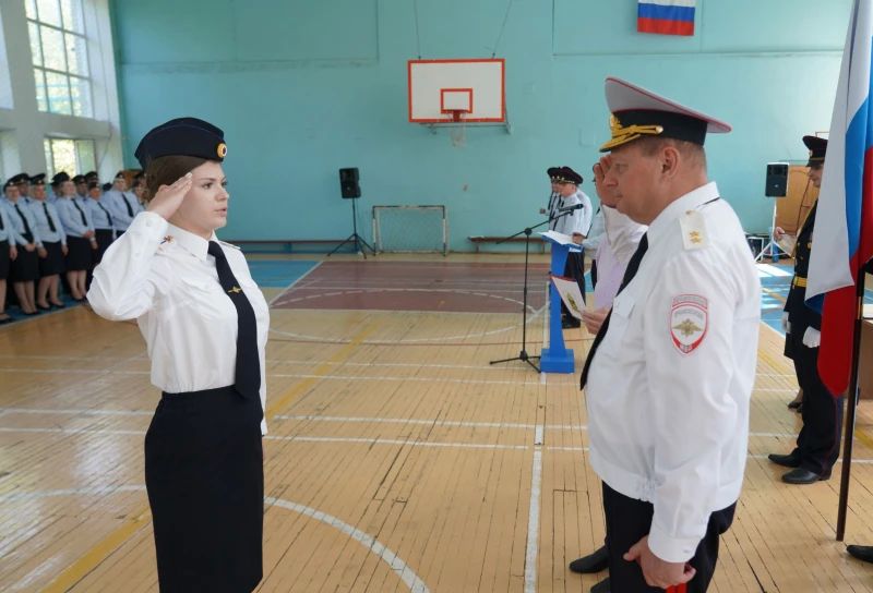 В Приморье молодым сотрудникам ОВД вручили их первые служебные удостоверения В Приморье молодым сотрудникам ОВД вручили их первые служебные удостоверения