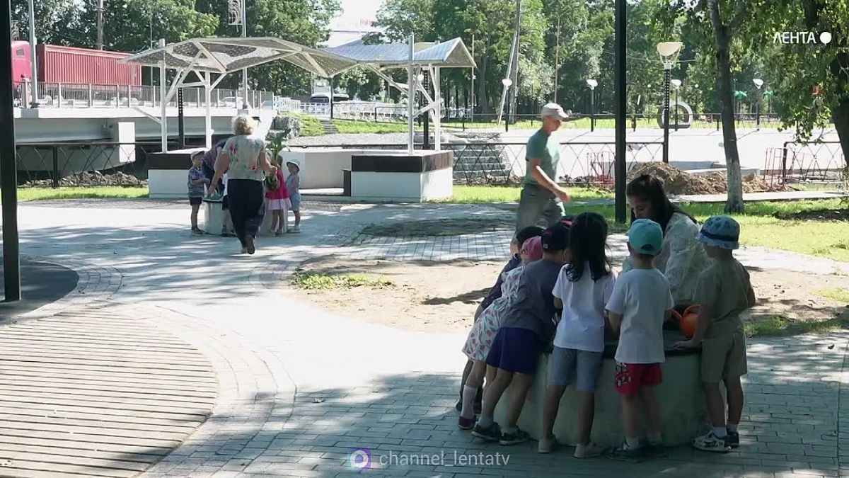 Воспитанники детсада №22 высадили цветы на пустых клумбах в Артёме