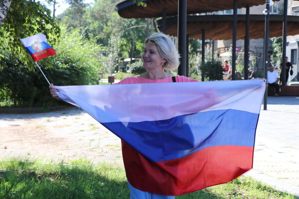 Ленты в цветах триколора: Уссурийск участвует во Всероссийской акции Сегодня наш город присоединился ко Всероссийской акции «Российский триколор», посвящённой Дню Государственного флага России. Волонтёры Уссурийска вышли на... Ленты в цветах триколора: Уссурийск участвует во Всероссийской акции Сегодня наш город присоединился ко Всероссийской акции «Российский триколор», посвящённой Дню Государственного флага России. Волонтёры Уссурийска вышли на...