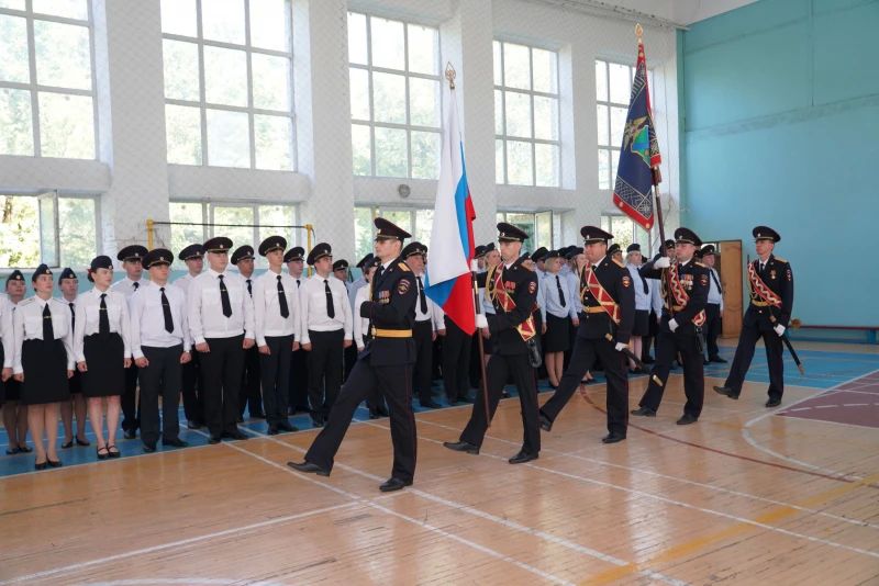 В Приморье молодым сотрудникам ОВД вручили их первые служебные удостоверения В Приморье молодым сотрудникам ОВД вручили их первые служебные удостоверения