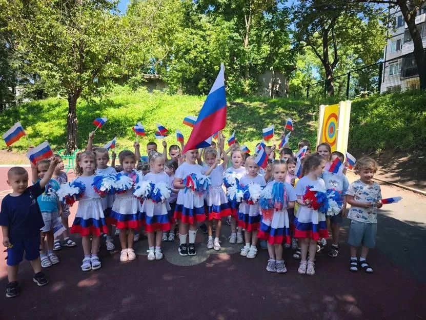 Дошкольники Владивостока отметили День Государственного флага В детских садах № 138 и № 169 маленькие триколоры взлетали вверх во время праздничного флешмоба, звучали стихи и поздравления Дошкольники Владивостока отметили День Государственного флага В детских садах № 138 и № 169 маленькие триколоры взлетали вверх во время праздничного флешмоба, звучали стихи и поздравления
