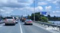Работы на аэропортовской трассе заняли правую полосу, в сторону по направлению из города, в сторону аэропорта собралась пробка