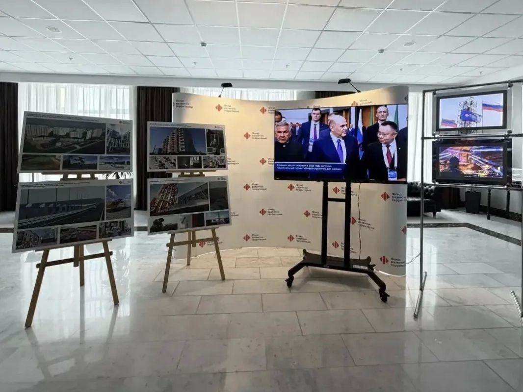 Глава Минстроя России Ирек Файзуллин ознакомился с фотовыставкой ППК «Фонд развития территорий» Глава Минстроя России Ирек Файзуллин ознакомился с фотовыставкой ППК «Фонд развития территорий»