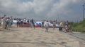 На берегу Спортивной гавани Владивостока развернули огромное полотнище российского триколора - 10 на 15 метров