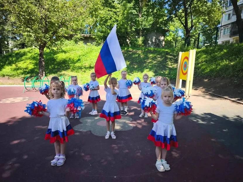 Дошкольники Владивостока отметили День Государственного флага В детских садах № 138 и № 169 маленькие триколоры взлетали вверх во время праздничного флешмоба, звучали стихи и поздравления Дошкольники Владивостока отметили День Государственного флага В детских садах № 138 и № 169 маленькие триколоры взлетали вверх во время праздничного флешмоба, звучали стихи и поздравления