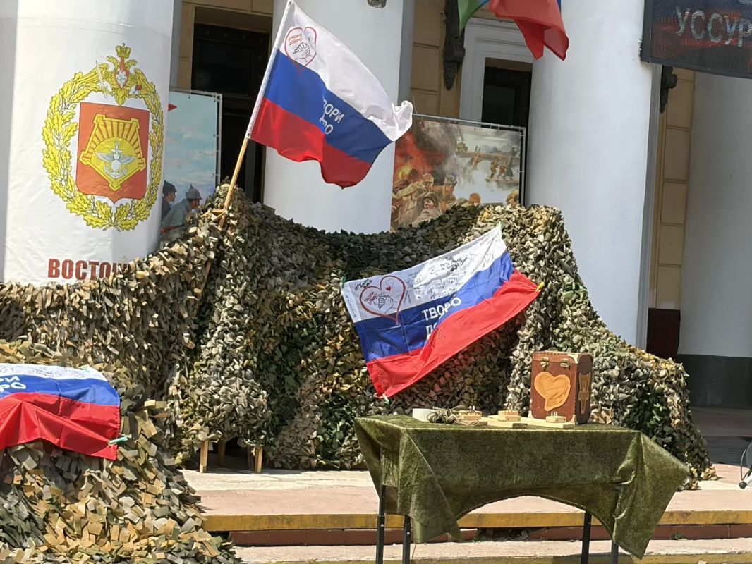 В Уссурийске перед Домом офицеров Российской армии состоялся концерт, посвящённый Дню государственного флага Российской Федерации Мероприятие продолжило праздничную программу дня: для зрителей выступили творческие коллективы... В Уссурийске перед Домом офицеров Российской армии состоялся концерт, посвящённый Дню государственного флага Российской Федерации Мероприятие продолжило праздничную программу дня: для зрителей выступили творческие коллективы...