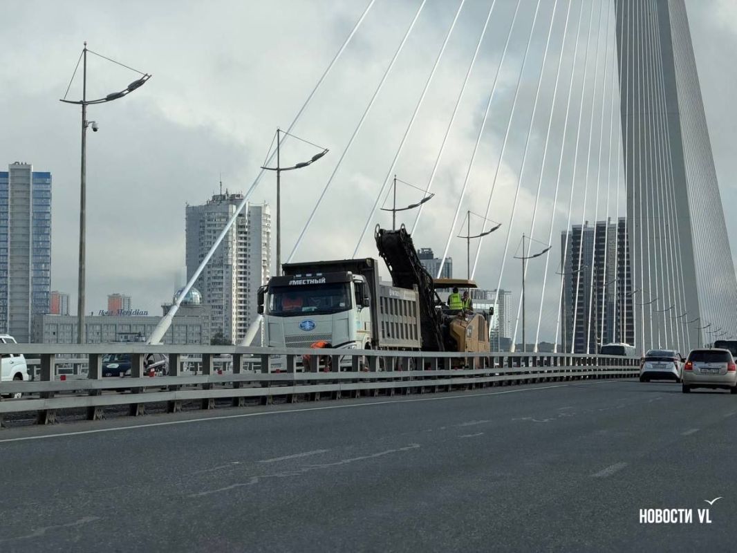Снимать старый асфальт на Золотом мосту начали с крайней левой полосы в сторону центра Снимать старый асфальт на Золотом мосту начали с крайней левой полосы в сторону центра