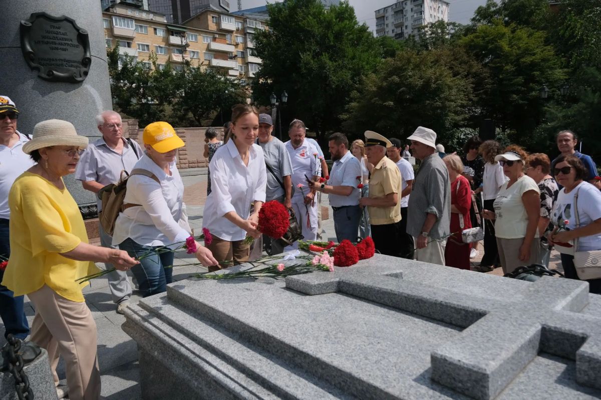 Возложение цветов к монументу выдающегося государственного деятеля Николая Муравьева-Амурского состоялось сегодня, 23 августа, во Владивостоке Возложение цветов к монументу выдающегося государственного деятеля Николая Муравьева-Амурского состоялось сегодня, 23 августа, во Владивостоке