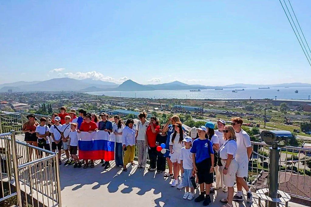 Школьники Находки совершили восхождение к мемориалу «Скорбящая мать» в честь Дня флага Школьники Находки совершили восхождение к мемориалу «Скорбящая мать» в честь Дня флага