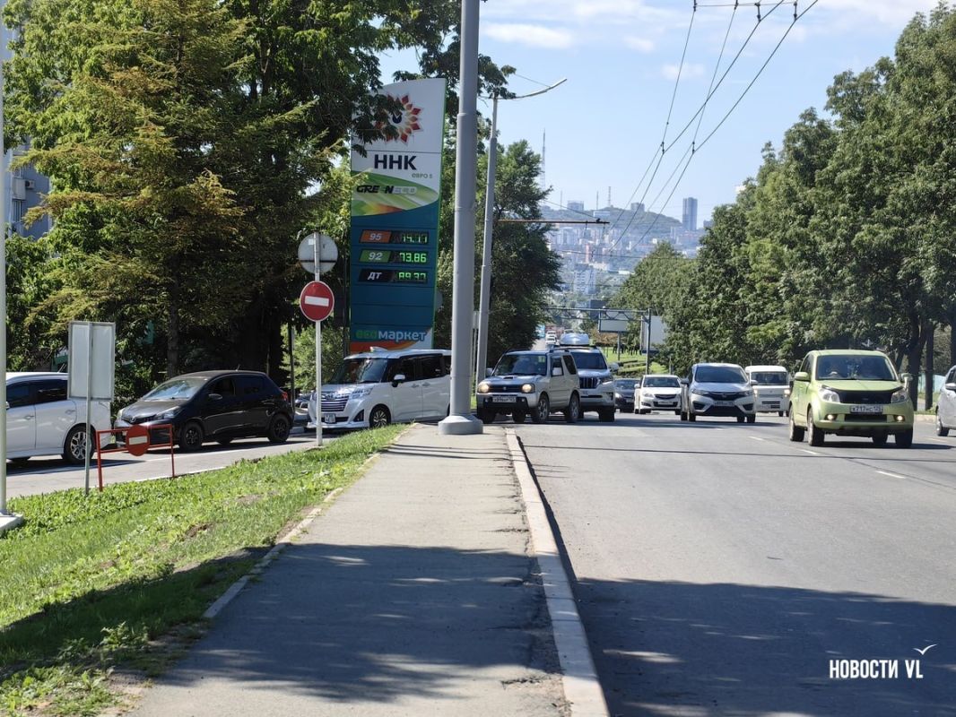 Очереди на заправках ННК провоцируют пробки в разных районах Владивостока