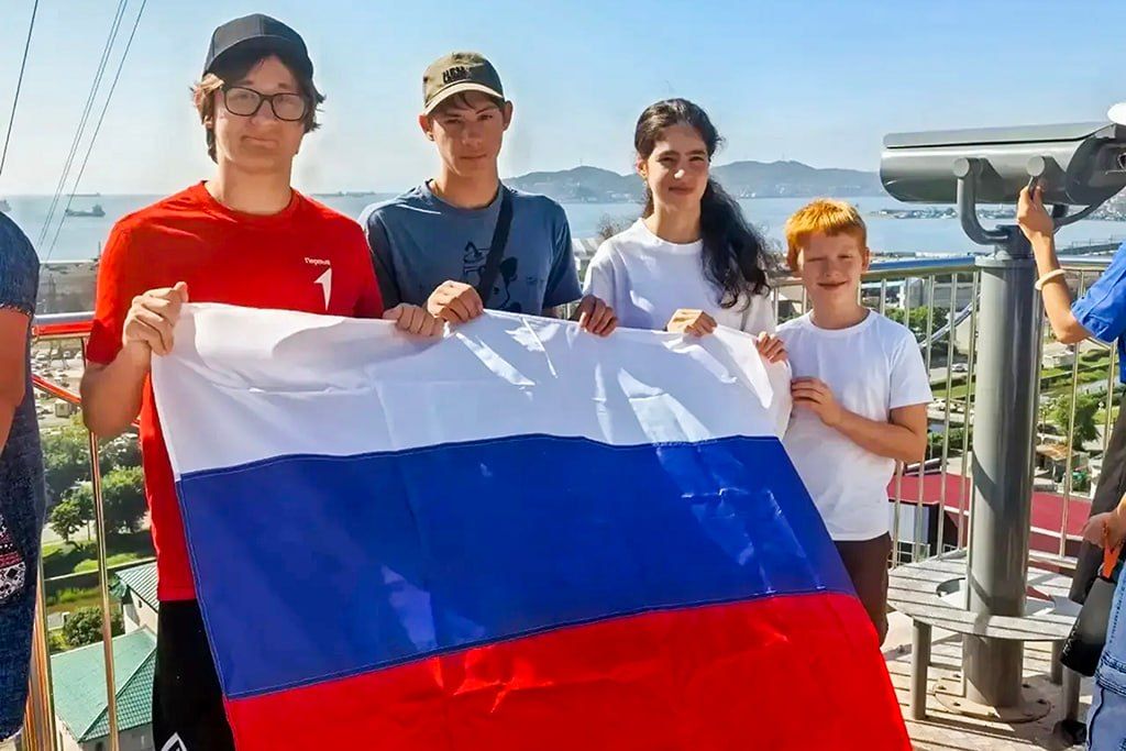 Школьники Находки совершили восхождение к мемориалу «Скорбящая мать» в честь Дня флага Школьники Находки совершили восхождение к мемориалу «Скорбящая мать» в честь Дня флага