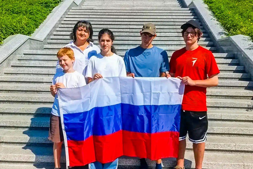 Школьники Находки совершили восхождение к мемориалу «Скорбящая мать» в честь Дня флага Школьники Находки совершили восхождение к мемориалу «Скорбящая мать» в честь Дня флага