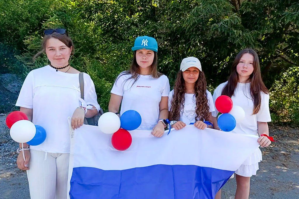 Школьники Находки совершили восхождение к мемориалу «Скорбящая мать» в честь Дня флага Школьники Находки совершили восхождение к мемориалу «Скорбящая мать» в честь Дня флага