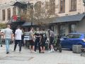 Прям сейчас на улице Адмирала Фокина, похоже, проводят рейд по аниматорам — сотрудники полиции и административная комиссия, возглавляемая вице-мэром Дмитрием Свитайло, опрашивает «коней», «ангелов» и «Дэдпулов»