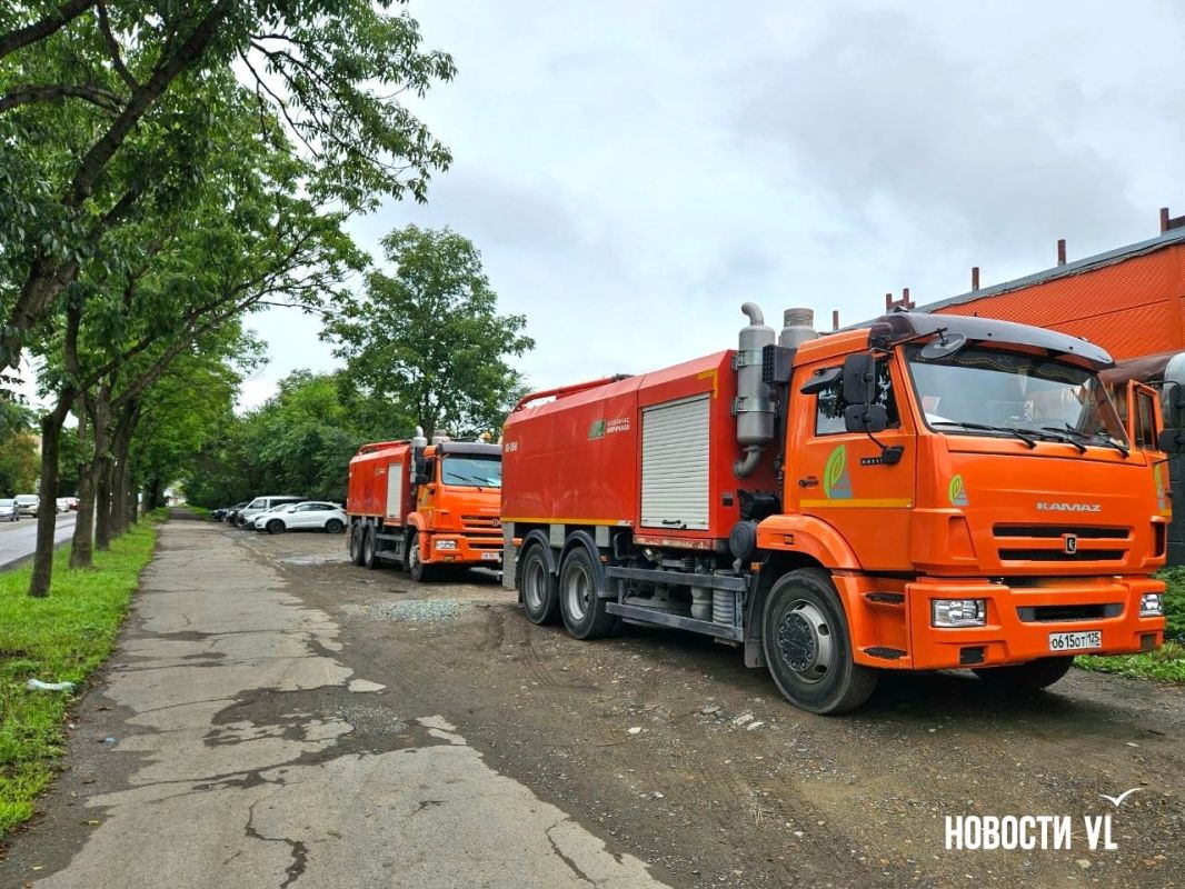 Сегодня на злосчастном размытом участке в районе Фадеева, 30-б горожане заметили спецтехнику и подумали, что начался долгожданный дорожный ремонт Сегодня на злосчастном размытом участке в районе Фадеева, 30-б горожане заметили спецтехнику и подумали, что начался долгожданный дорожный ремонт